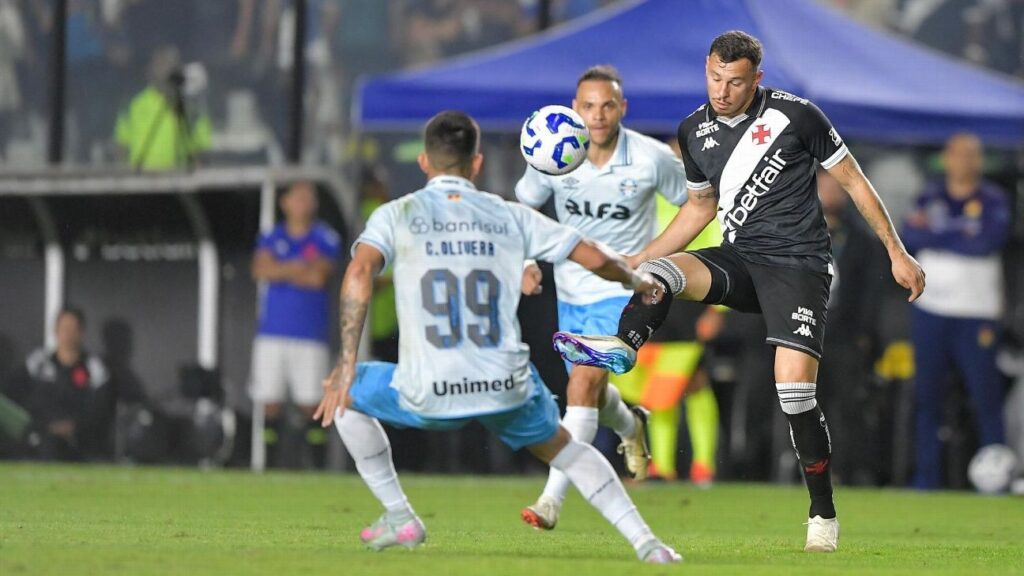 Vasco e Grêmio empatam em confronto equilibrado no Brasileirão e seguem pressionados
