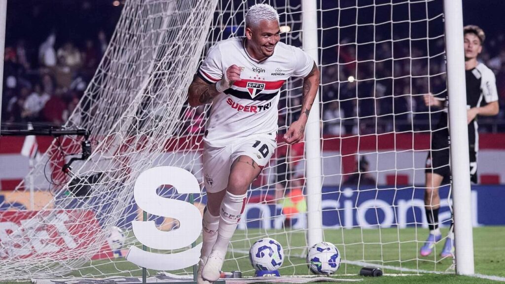 Luciano brilha, São Paulo vence o Corinthians e respira no Brasileirão